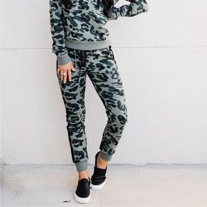 AMPERSAND AVE | Women’s Green/Black Camouflage Pull On Side Stripe Joggers Sz S